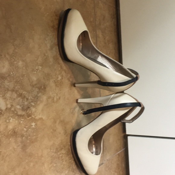 Cream strapped pumps - Picture 3 of 7